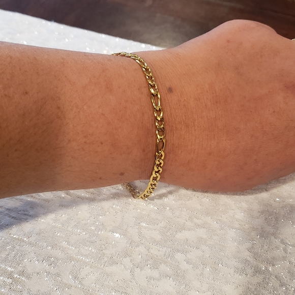 NEW 14K Gold Plated Figaro Chain Bracelet - Picture 2 of 3